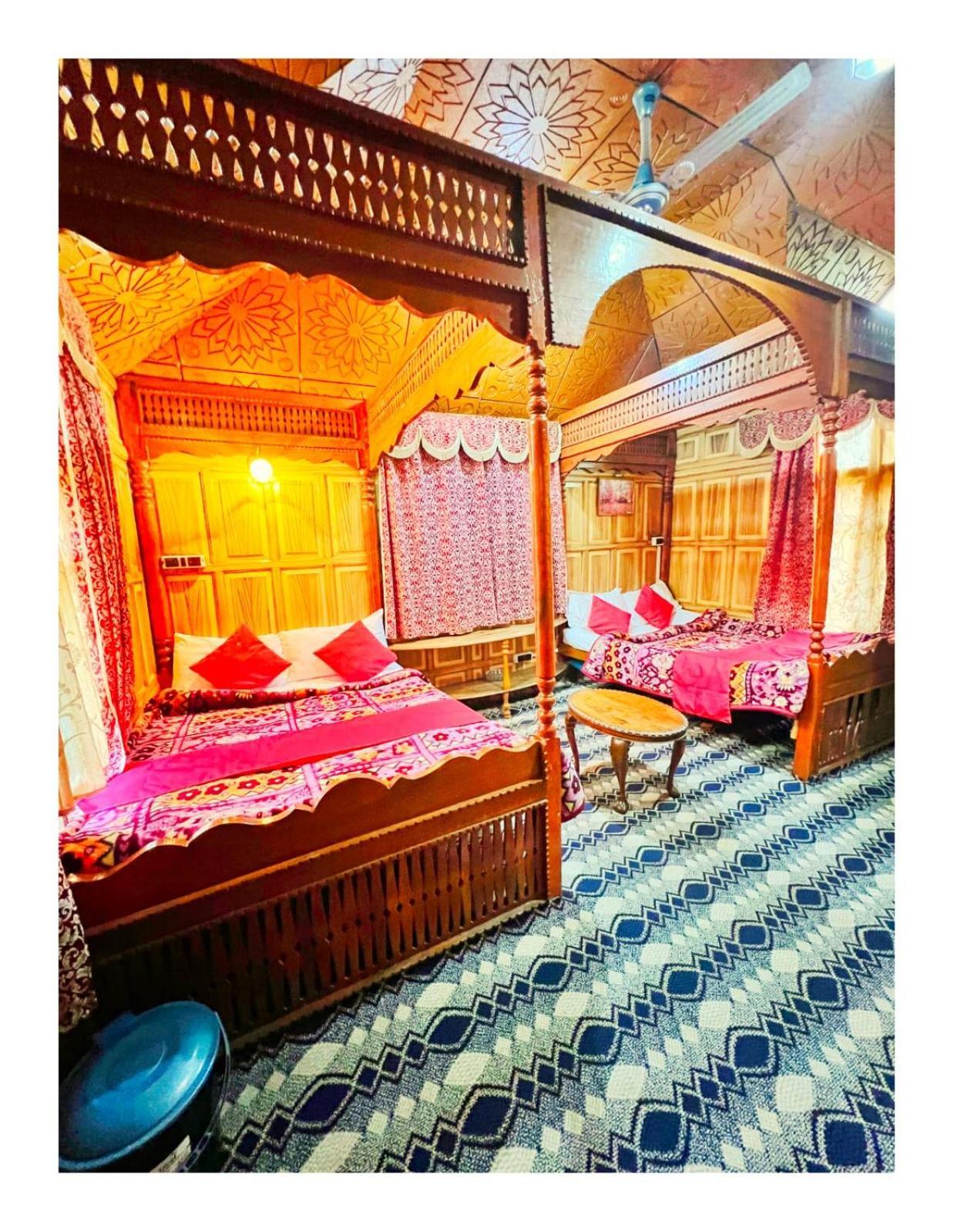 ホテル Mossess Group Of Houseboats Srīnagar エクステリア 写真