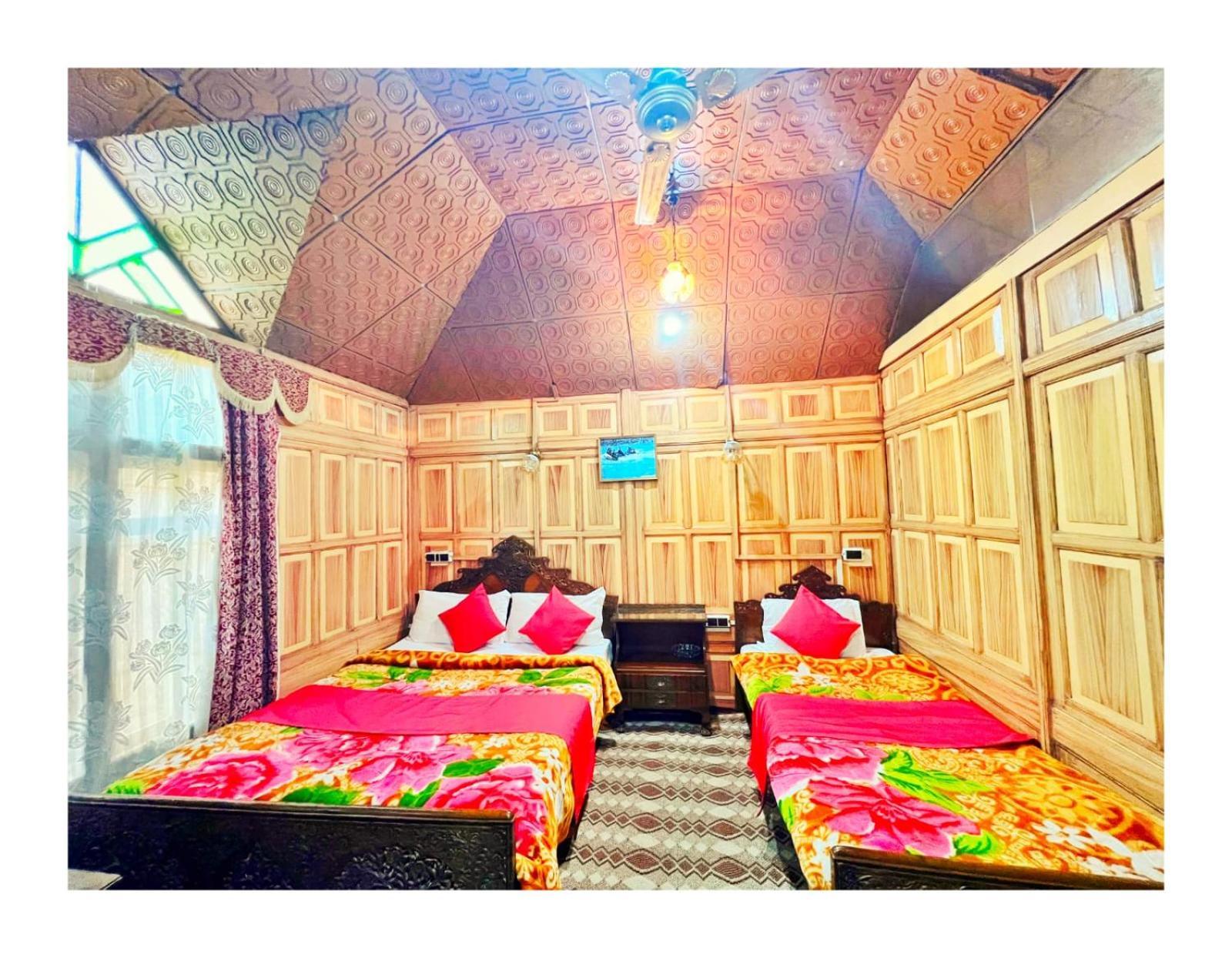 ホテル Mossess Group Of Houseboats Srīnagar エクステリア 写真