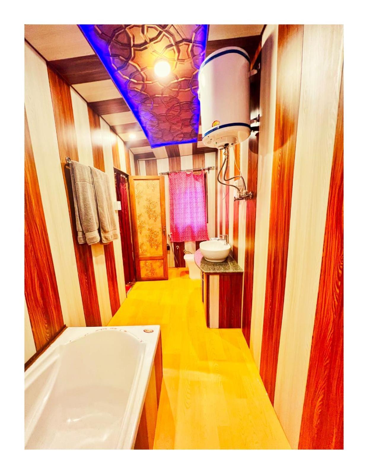 ホテル Mossess Group Of Houseboats Srīnagar エクステリア 写真